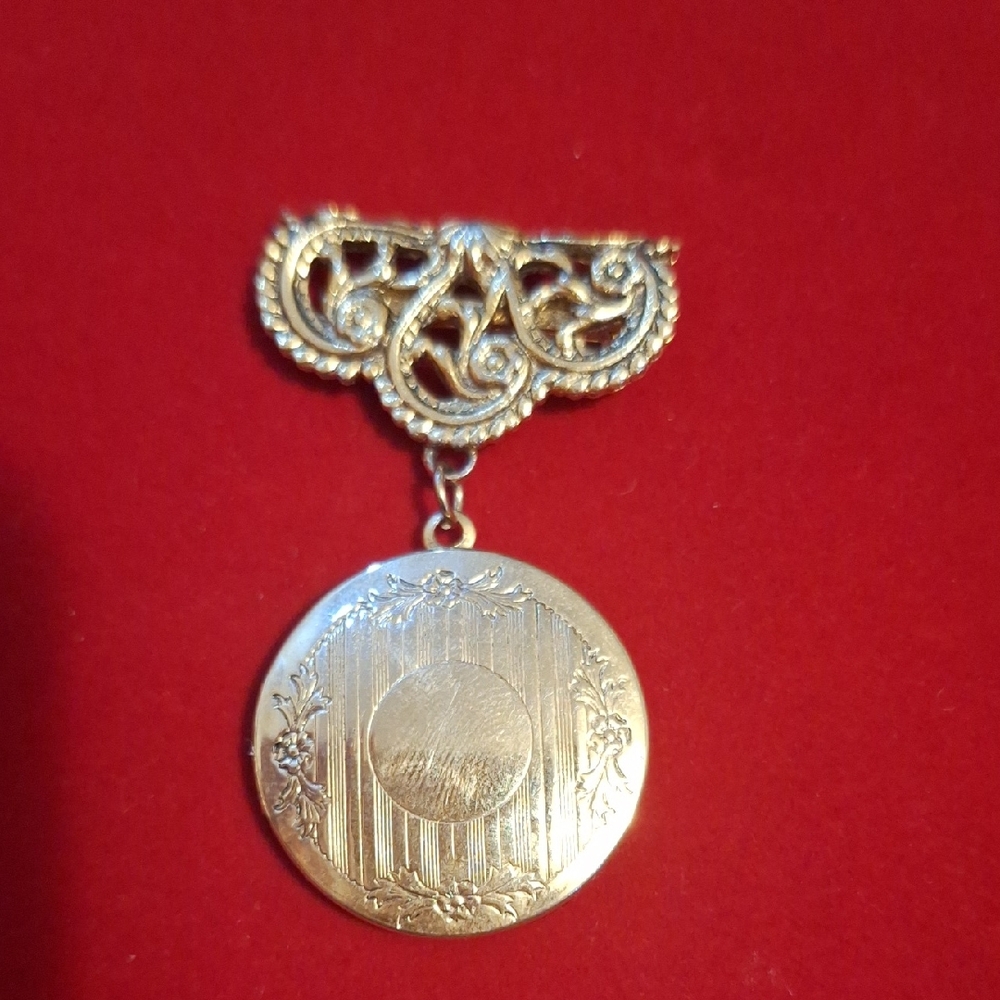 Engraved Gold Brooch Pendant